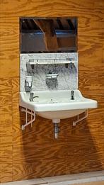 Wastafel met planchet en spiegel, Ophalen, Wastafel