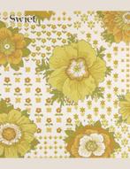 3652 Gele bloemen op raster behang vrolijk sixties design sw, Verzenden, Minder dan 10 m², Wit
