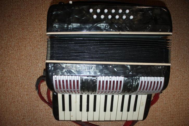 Te koop Accordeon Sutimio Soprani met koffer, Muziek en Instrumenten, Accordeons, Gebruikt, 80-bas, Overige merken, Met koffer