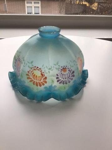 Antiek lampenkapje glas blauw met bloemendecor beschikbaar voor biedingen
