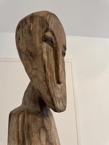Houten sculptuur / totempaal beschikbaar voor biedingen