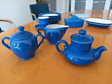 Diepblauw brocante ontbijtservies beschikbaar voor biedingen