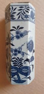 Vintage grijsblauwe vaasje met bloemmotief hoogte 14,5cm, Blauw, Aardewerk of Porselein, Ophalen of Verzenden, Zo goed als nieuw