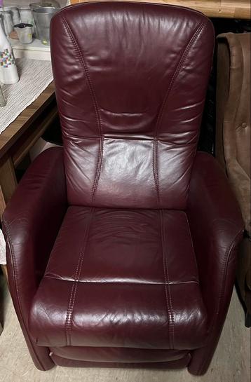 Relaxstoel van rood leer beschikbaar voor biedingen