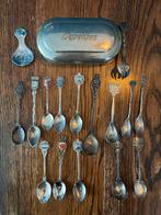 Verzameling van 16 vintage (verzilverde) souvenirlepels, Antiek en Kunst, Ophalen