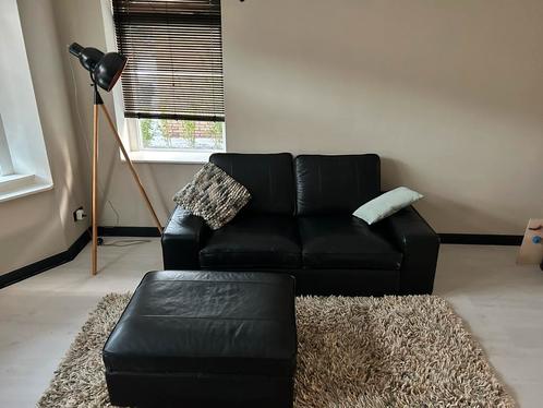 IKEA KIVIK bank 2-persoons zwart leer + hocker, Huis en Inrichting, Banken | Sofa's en Chaises Longues, Zo goed als nieuw, 75 tot 100 cm