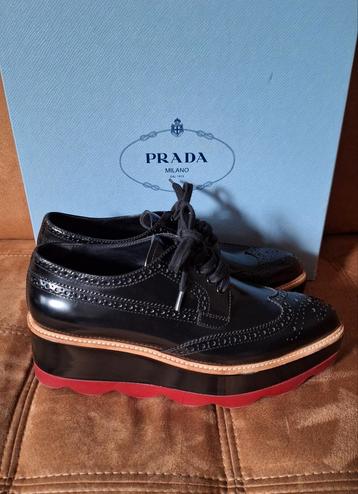 Prada Spazzolato Brogue Derby schoen met rode zool beschikbaar voor biedingen