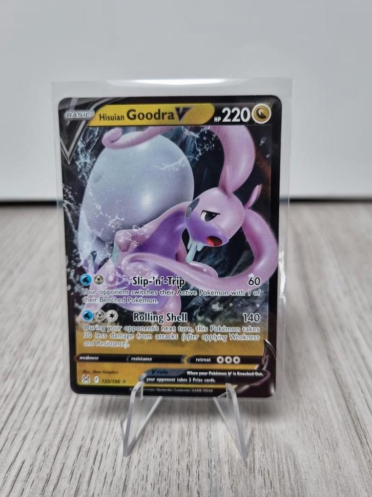 Hisuian Goodra V 135 Lost Origin, Hobby en Vrije tijd, Verzamelkaartspellen | Overige, Zo goed als nieuw, Losse kaart, Verzenden