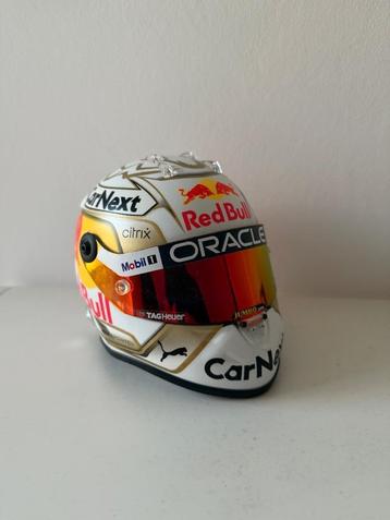 Max Verstappen 1:2  2022 Seizoenshelm beschikbaar voor biedingen