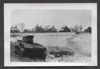 WOII foto: Vernietigde Russische tank in Russisch dorp, Verzenden, Landmacht, Duitsland, Foto of Poster