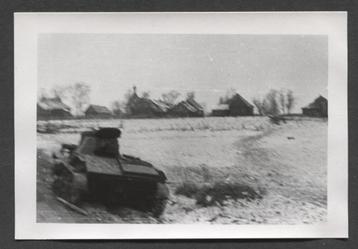WOII foto: Vernietigde Russische tank in Russisch dorp  beschikbaar voor biedingen