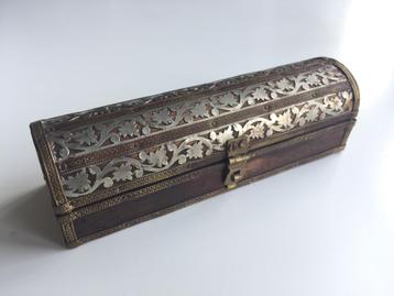 Houten pennen doosje met metaal, messing filigraan beslag beschikbaar voor biedingen