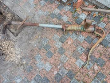 Gietijzeren waterpomp beschikbaar voor biedingen