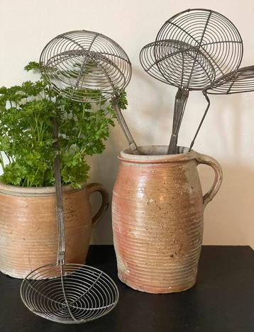 Brocante oude draad schuimspaan beschikbaar voor biedingen