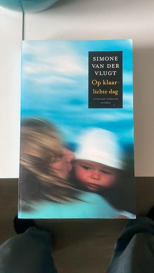 Simone van der Vlugt - Op klaarlichte dag, Boeken, Thrillers, Zo goed als nieuw, Nederland, Ophalen of Verzenden