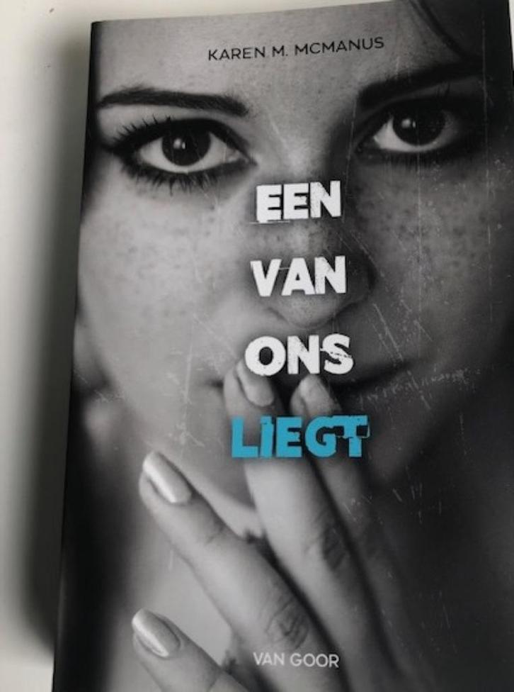 Een van ons liegt, Boeken, Thrillers, Zo goed als nieuw, Amerika, Ophalen of Verzenden