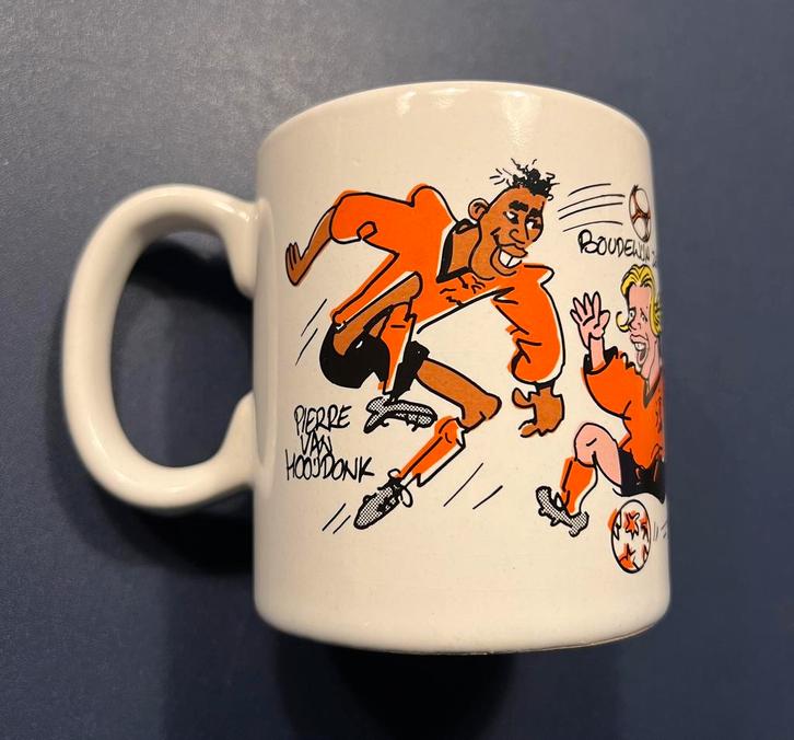 Voetbal mok Kees van wonderen Philip cocu Boudewijn strip EK, Verzamelen, Sportartikelen en Voetbal, Zo goed als nieuw, Overige typen