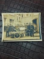 Zeldzame oude foto van brandweer met antieke brandweerwagen, Verzamelen, Foto's en Prenten, Ophalen of Verzenden, Voor 1940, Zo goed als nieuw