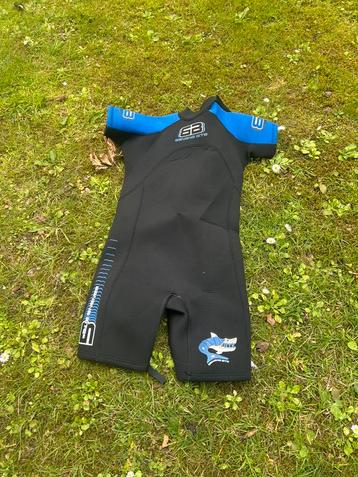 Short wetsuit kind voor  ongeveer 8 jaar oud beschikbaar voor biedingen