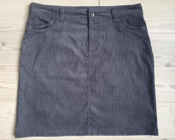 Leuke rok van ribstof / corduroy van Essentials, mt 40 beschikbaar voor biedingen