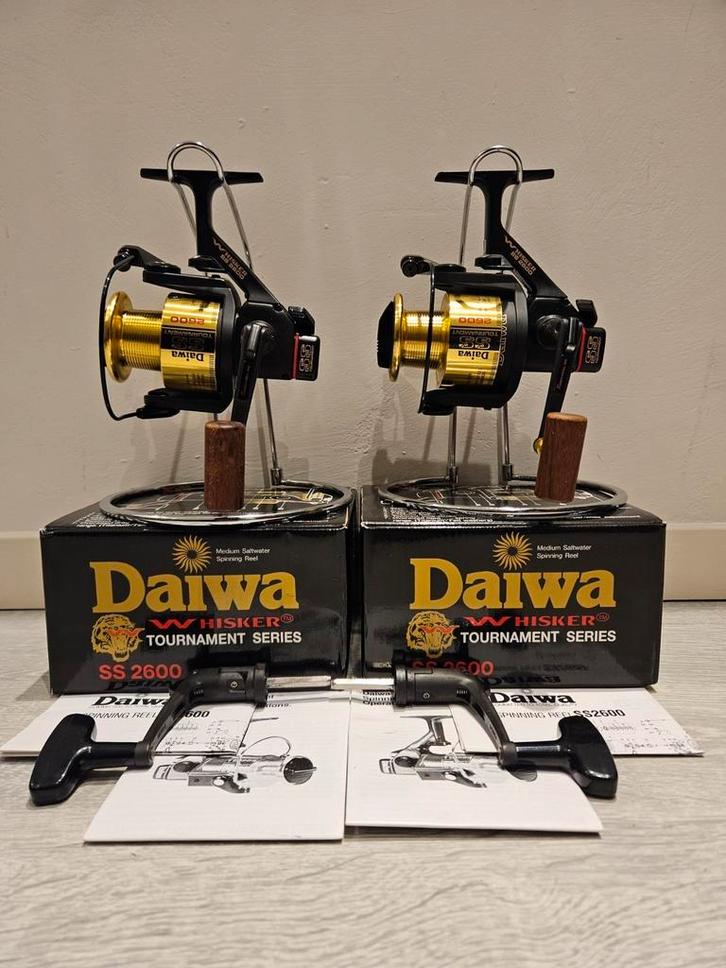 2 Daiwa Whisker Tournament SS2600 Weston Handle, Watersport en Boten, Hengelsport | Karpervissen, Zo goed als nieuw, Ophalen of Verzenden