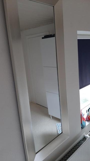 Lange spiegel met zilveren rand beschikbaar voor biedingen
