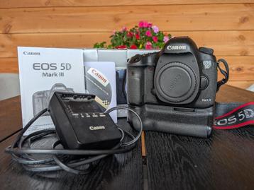Canon 5D mark III body + Canon BG-E11 Battery Grip beschikbaar voor biedingen