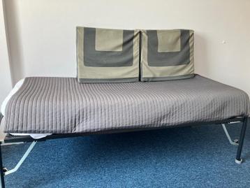 Vier kussens voor een bedbank beschikbaar voor biedingen
