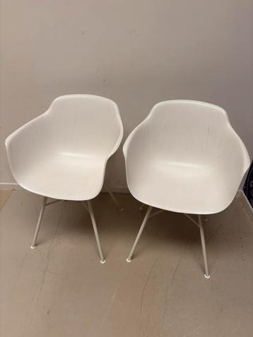 2 witte kuipstoelen beschikbaar voor biedingen