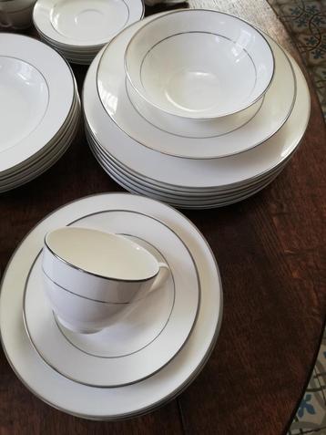 6 pers. Tijdloos Wit met platinum bies Balmoral bone china beschikbaar voor biedingen