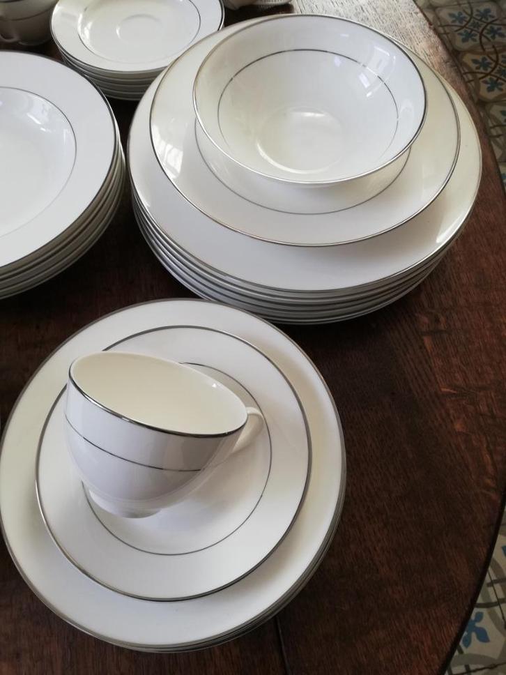 6 pers. Tijdloos Wit met platinum bies Balmoral bone china, Huis en Inrichting, Keuken | Servies, Zo goed als nieuw, Bord(en)