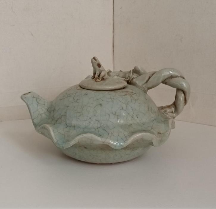 Antiek chinees Celadon trekpotje met lotusbloem en kikker, Antiek en Kunst, Antiek | Keramiek en Aardewerk, Verzenden