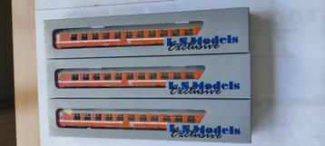 LS models 12001 set van 3 oranje I10 rijtuigen beschikbaar voor biedingen
