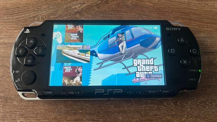 Sony PSP 2004 Piano Black, Spelcomputers en Games, Spelcomputers | Sony PSP, Zo goed als nieuw, PSP Slim, Zwart, Met games, Ophalen of Verzenden