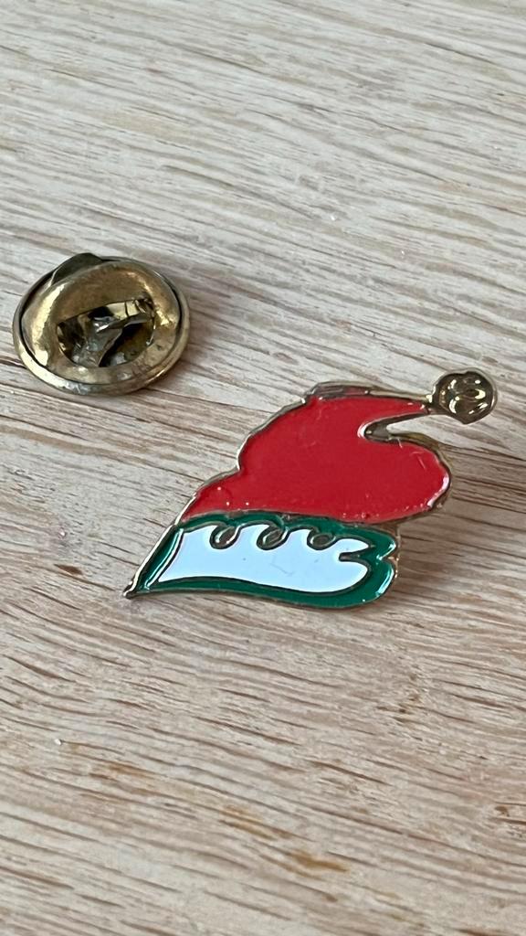 Leuke Pin - Kerstmuts?, Verzamelen, Speldjes, Pins en Buttons, Gebruikt, Speldje of Pin, Overige onderwerpen, Ophalen of Verzenden