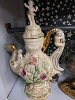 Antieke porseleinen theepot met figuren, Ophalen of Verzenden