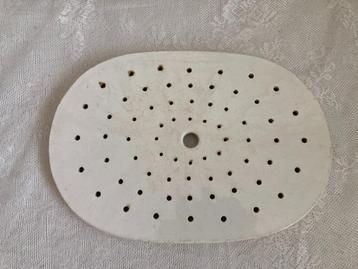 P. Regout / Brocante oude witte treef - onderzetter beschikbaar voor biedingen