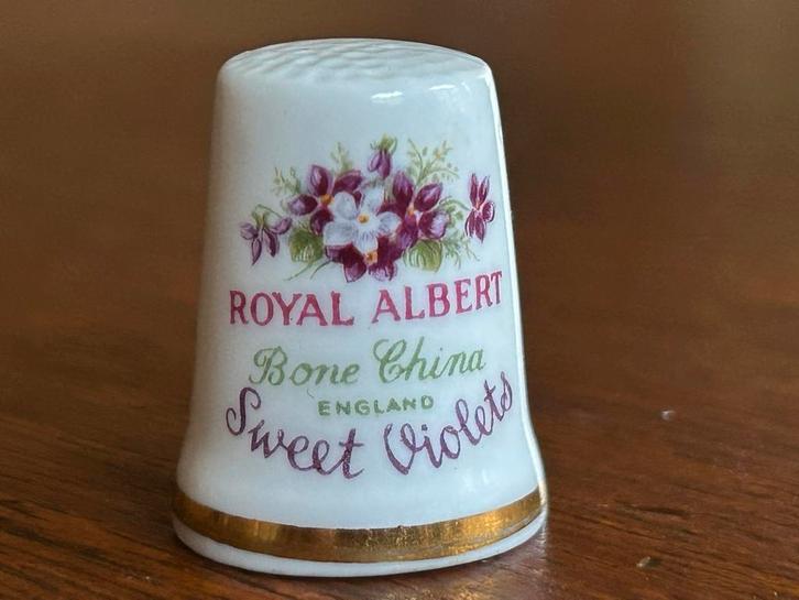 Royal Albert Vingerhoedje - Sweet Violets Bone China, Verzamelen, Vingerhoedjes, Zo goed als nieuw, Porselein, Ophalen of Verzenden