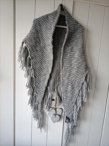 omslagdoek/poncho grijs met franjes  beschikbaar voor biedingen