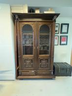 Antieke boekenkast met glas en houtsnijwerk – massief hout, Antiek en Kunst, Ophalen