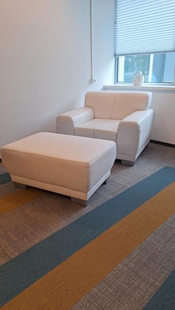 Witte fauteuil en poef beschikbaar voor biedingen