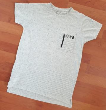 Grijs t-shirt - zakje op borst - maat 146 beschikbaar voor biedingen