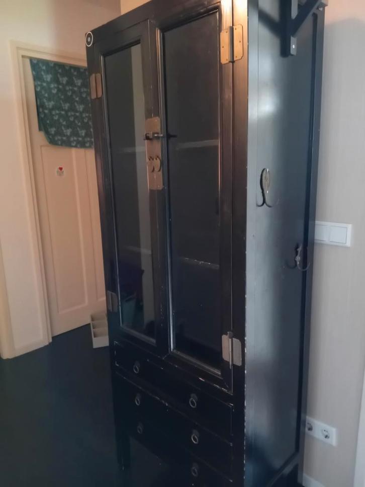 zwarte kast met glazen deuren, Huis en Inrichting, Kasten | Buffetkasten, Gebruikt, 150 tot 200 cm, 50 tot 100 cm, 25 tot 50 cm
