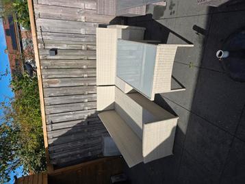 Loungeset met kussens en 2 poefjes beschikbaar voor biedingen