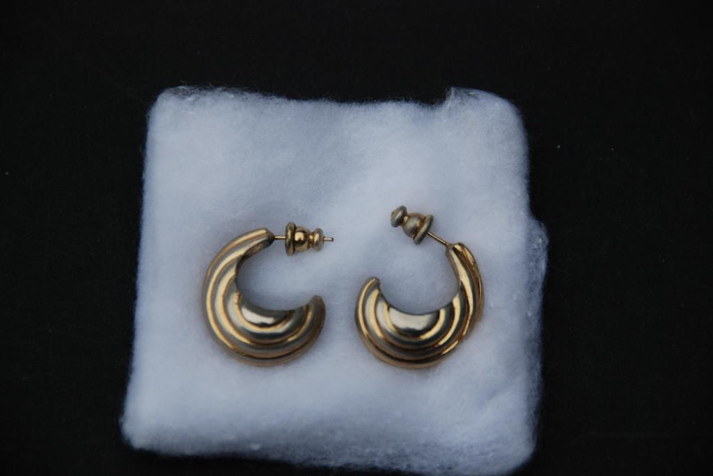 Mooie goud kleurige oorbellen / creolen, Overige materialen, Gebruikt, Ophalen of Verzenden, Knopjes of Stekers