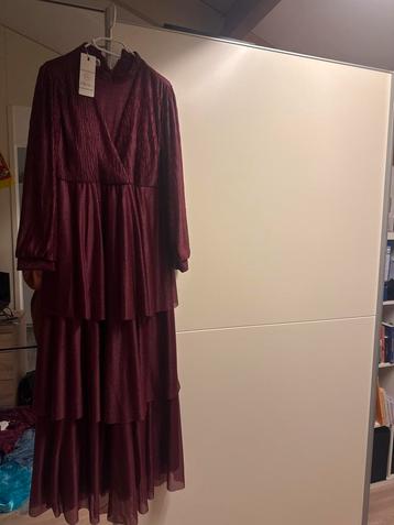 Mooie bordeauxrode jurk beschikbaar voor biedingen