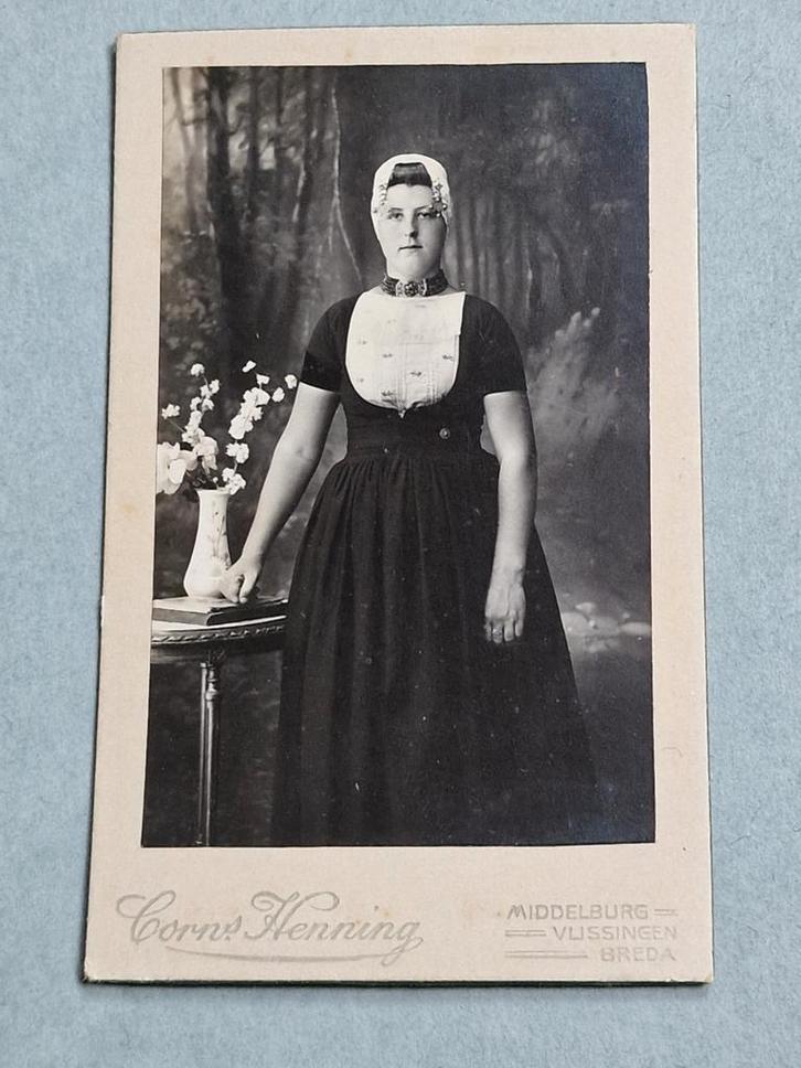 48) CDV / FOTO KLEDERDRACHT CORN.HENNING MIDDELBURG, Verzamelen, Foto's en Prenten, Gebruikt, Foto, Klederdracht, Voor 1940, Ophalen of Verzenden