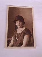 Fotokaart- meisje- vrouw- ketting- hoed- portret- studio, Ophalen of Verzenden, Voor 1940, Overige onderwerpen, Foto