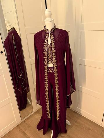 Majestic Maroon Glamour – Gold Embellished Set beschikbaar voor biedingen