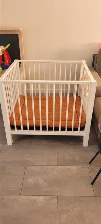 Box inclusief boxmatras en boxkleed beschikbaar voor biedingen